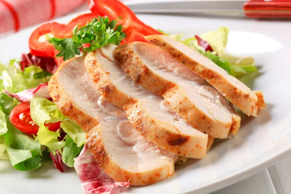 Chicken breast with green salad — Stock Photo, Image