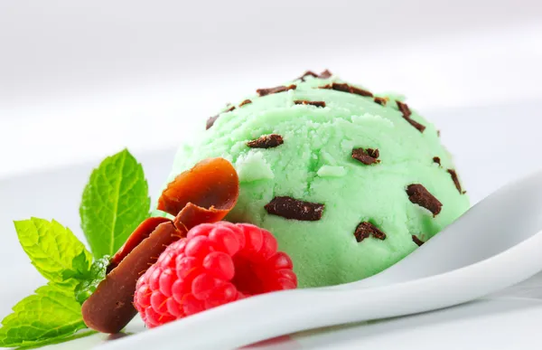 Scoop of green ice cream — Stock Photo, Image
