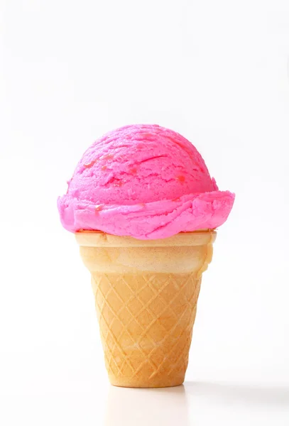 Конус фруктового мороженого — стоковое фото