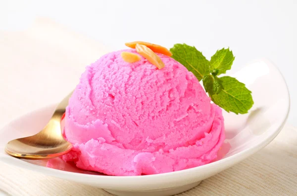 Scoop di gelato rosa — Foto Stock