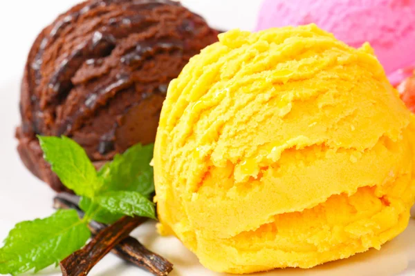 Tres cucharadas de helado — Foto de Stock