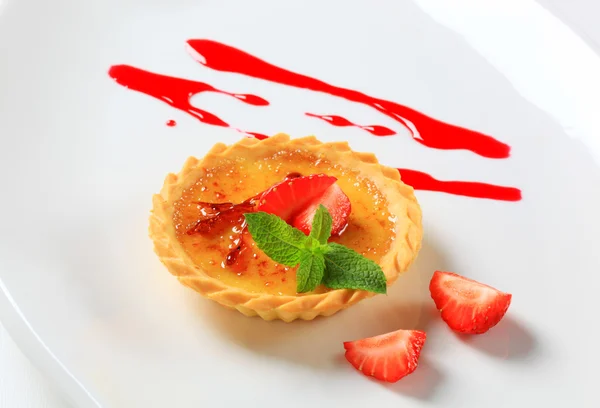 Creme brulee tartlet — Stock Photo, Image