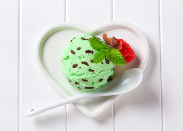 Scoop of green ice cream — Stock Photo, Image