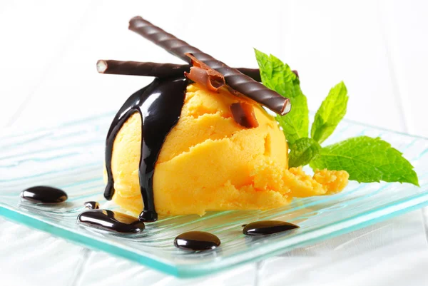 Gelato con salsa al cioccolato e bastoncini di menta — Foto Stock