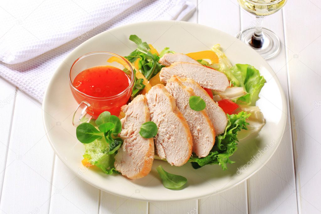 Sliced chicken breast with salad and sweet chilli sauce
