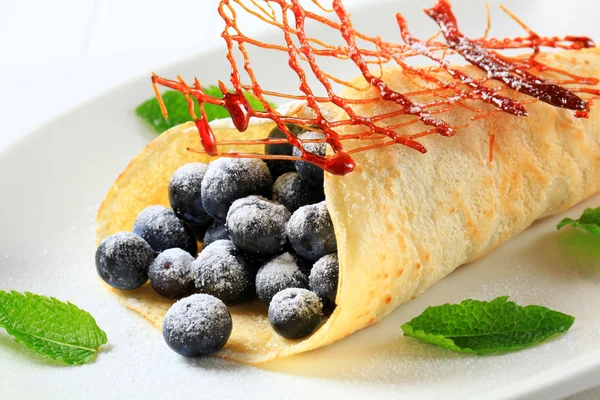 Crepe with fresh blueberries — Stock Photo, Image