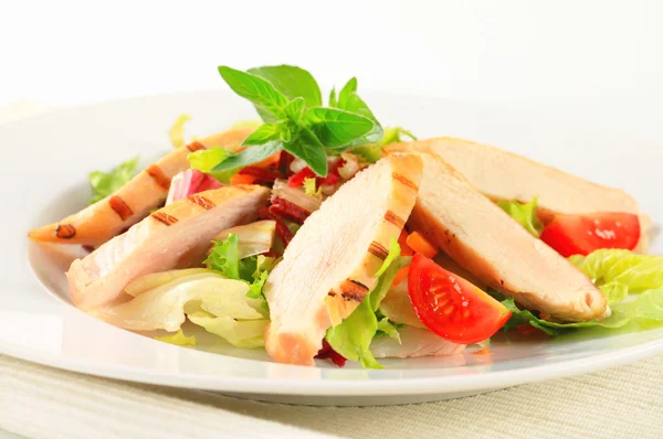 Grilled chicken breast and salad — Stock Photo, Image