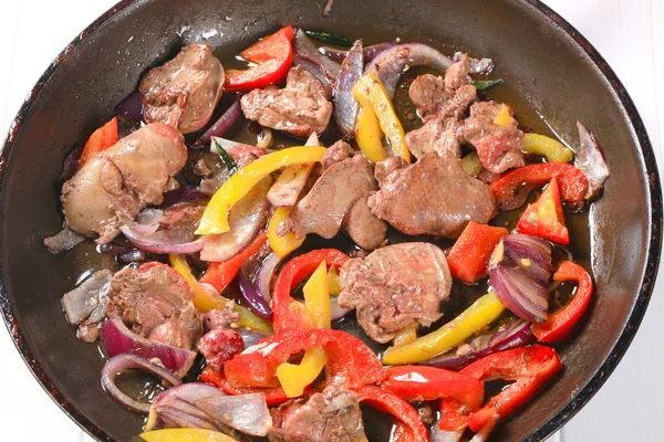 Hühnerleber unter Rühren braten — Stockfoto