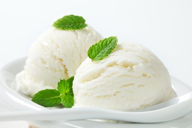 iki top dondurma beyaz