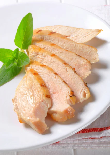グリルした鶏の胸肉スライスplátky grilovaných kuřecích prsou — ストック写真