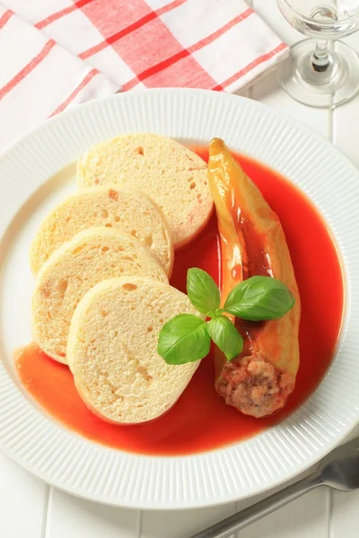 Gevulde peper met tomatensaus en knoedels — Stockfoto
