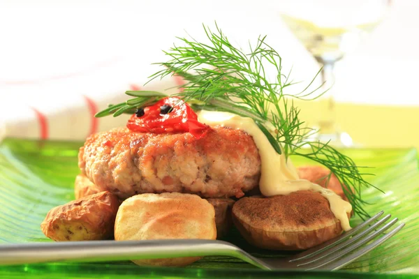 Hamburger en gebakken aardappelen — Stockfoto