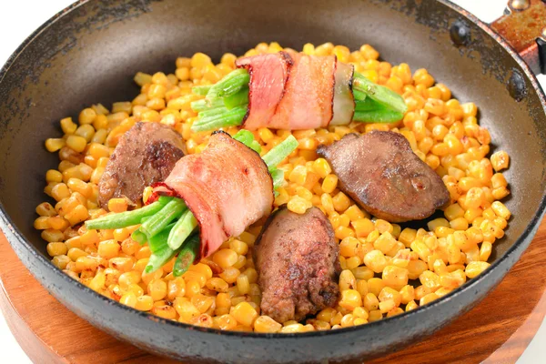 Pan fried chicken liver with sweetcorn and green beans in bacon — Stock Photo, Image