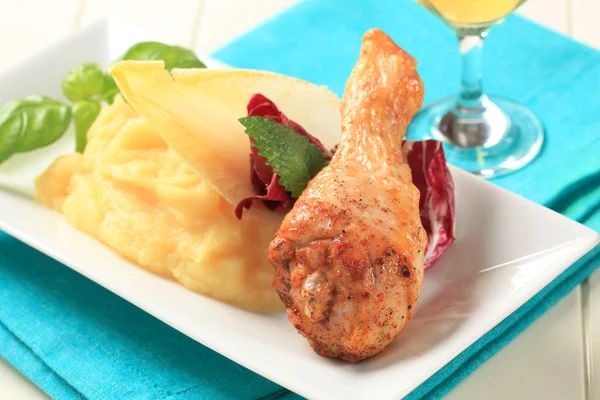 Roast chicken drumstick with mashed potato — Stock Photo, Image