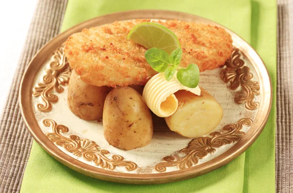 Pesce fritto con patate nuove — Foto Stock