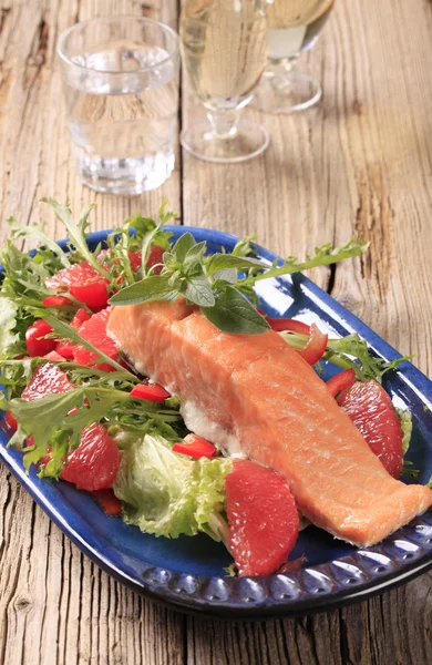 Salmão marinho com salada verde e laranja vermelha — Fotografia de Stock