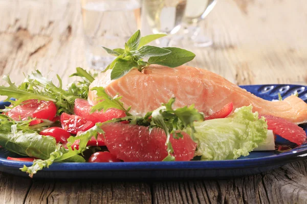 Филе лосося и свежий салат — стоковое фото