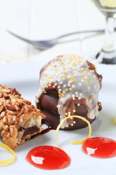 Chocolate teacake and fruit-filled bar cookie — Stock Photo, Image