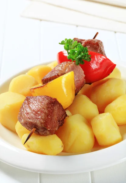 Grilled meat skewer and potatoes — Stock Photo, Image