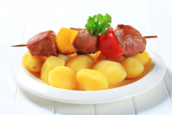 Grilled meat skewer and potatoes — Stock Photo, Image