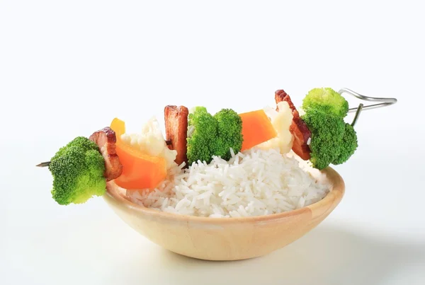 Vegetable skewer with rice — Stock Photo, Image