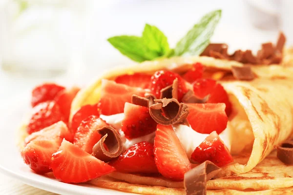 Crêpes mit Süßkäse und Erdbeeren — Stockfoto