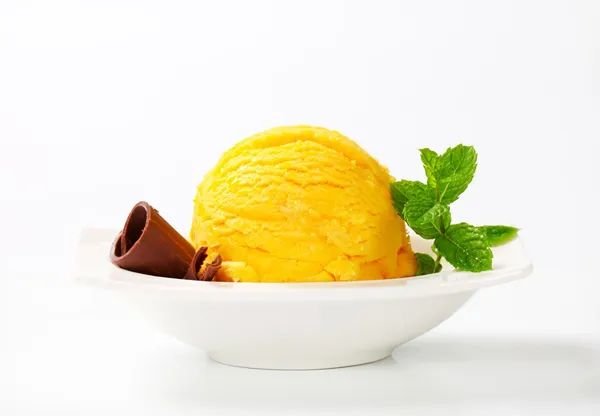 Scoop di gelato giallo — Foto Stock