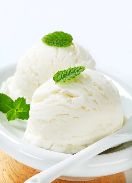 Два шарика белого мороженого — стоковое фото