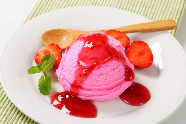 Ice cream with strawberry sauce — Stock Photo, Image