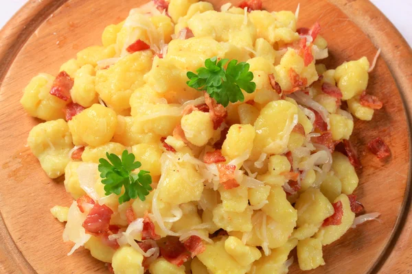 Small potato dumplings with bacon and cabbage — Stock Photo, Image