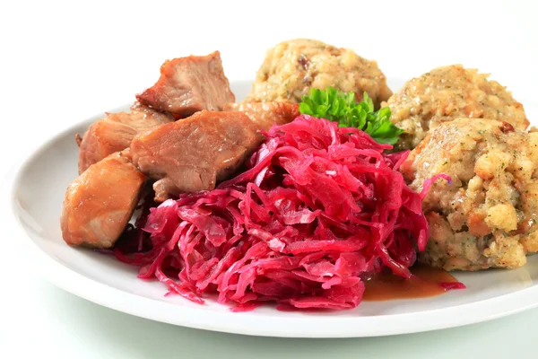 Geroosterd varkensvlees met Tiroolse knoedels en rode kraut — Stockfoto