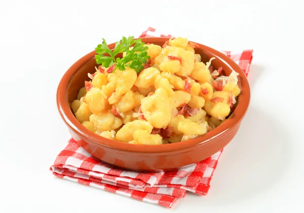 Gnocchi di patate con pancetta e cavolo — Foto Stock