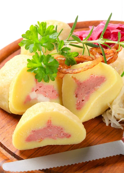 Meat stuffed potato dumplings with shredded cabbage — Stock Photo, Image