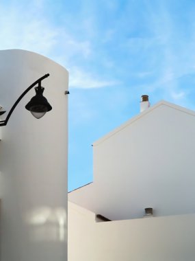 bir sokak lambası ile badanalı ev