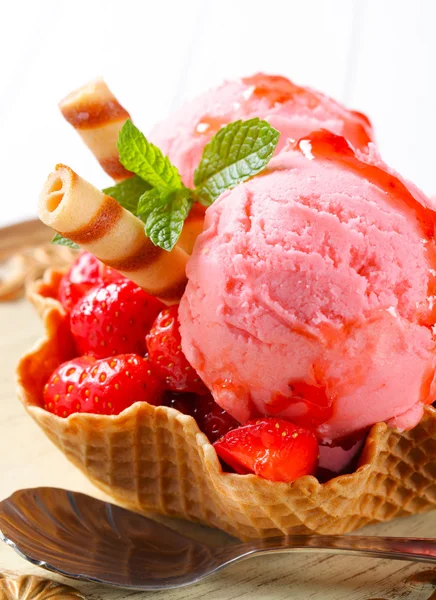 Ice cream with strawberries in wafer bowl — Stock Photo, Image