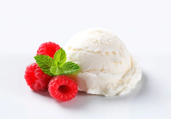 Lopatka smetanové zmrzliny s malinami — Stock fotografie