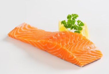 Çiğ somon filetosu.