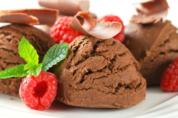 Chocolate ice cream with fresh raspberries — Stock Photo, Image