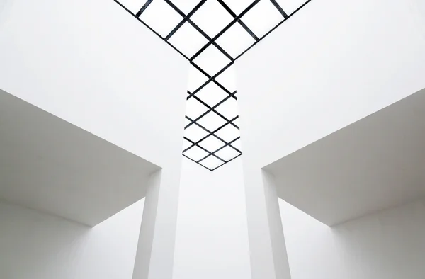 半透明の天井を持つ空のインテリア — ストック写真