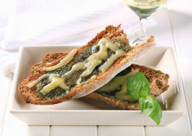 peynirli tost pesto ekmek