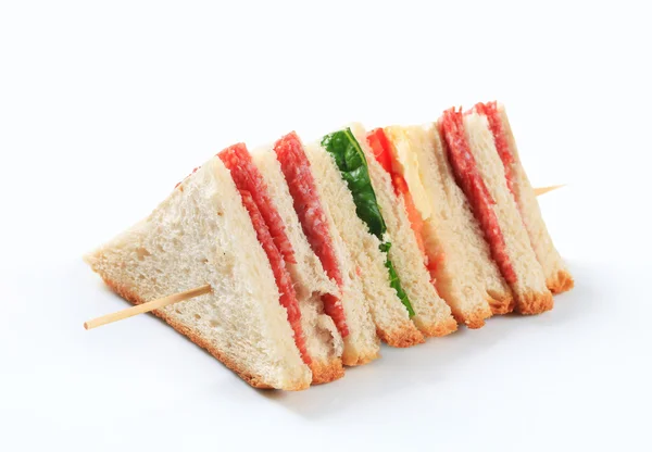 Багатошарова салямі сендвіч — стокове фото