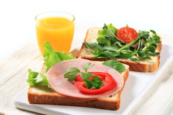 Bread with ham and salad greens — Stock Photo, Image