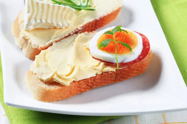 Ekmek peynir ve yumurta ile — Stok fotoğraf