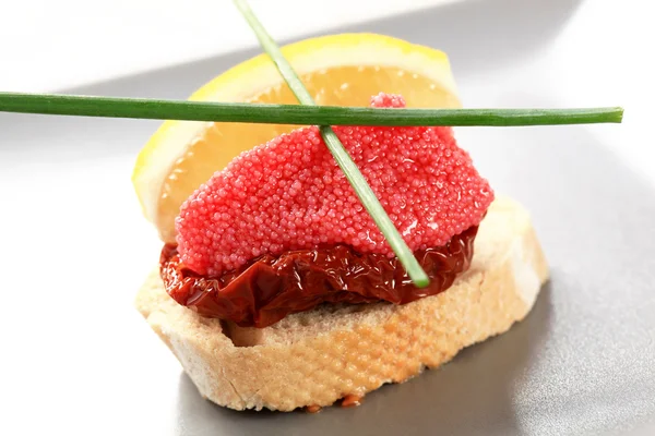 Canapé caviar vermelho — Fotografia de Stock