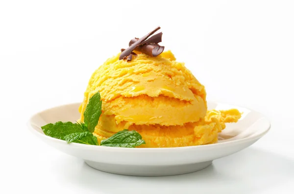 Scoop of yellow ice cream — Stock Photo, Image