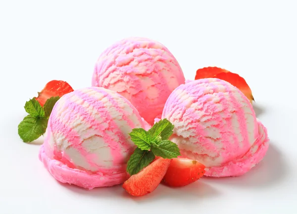 冷冻草莓酸奶冰淇淋 — 图库照片