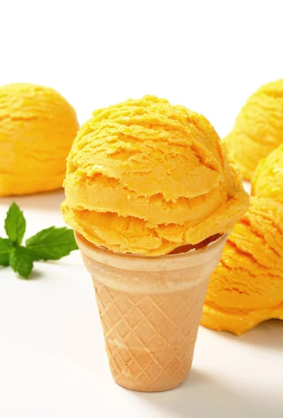 Cono de helado de frutas —  Fotos de Stock