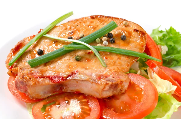 Spicy pork cutlet with fresh vegetables — Stock Photo, Image