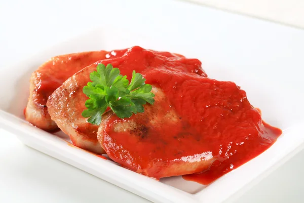 Chuletas de cerdo con salsa de tomate — Foto de Stock