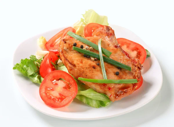 Spicy pork cutlet with fresh vegetables — Stock Photo, Image